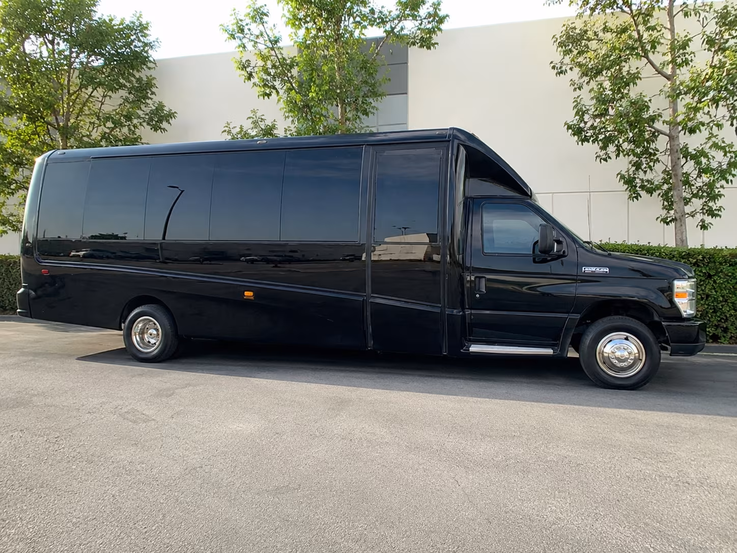 corporate airport transfer buses to and from sacramento international smf